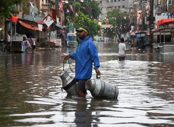 World News | Karachi Experiences Showers, Other Provinces in Pak to Get Heavy Rain