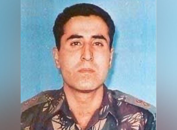 India News | Defence Minister Rajnath Singh Remembers Captain Vikram Batra on His Balidan Diwas, Calls Him a Glorious Example