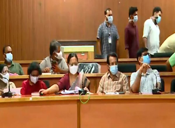 India News | Kerala Health Minister Veena George Chairs Review Meeting on Prevention of Nipah Virus, Says 461 People in Nipah Contact List