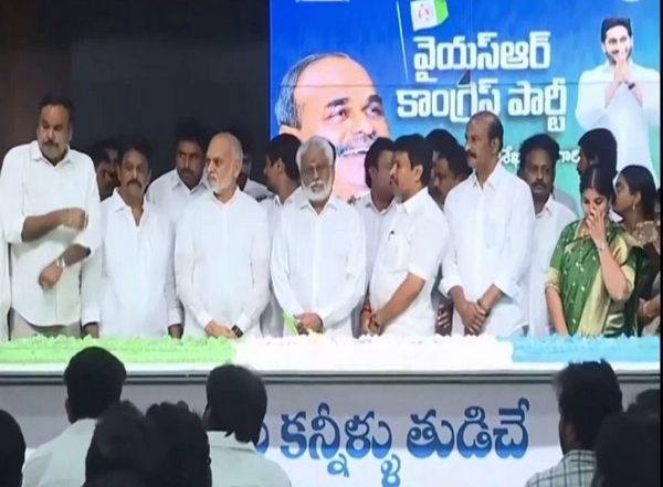 India News | YSRCP Leaders Celebrate 76th Birth Anniversary of Former CM YSR Reddy