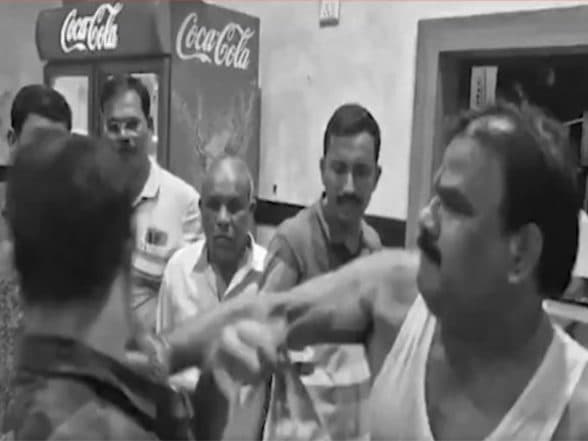 India News | Shiv Sena MLA Sanjay Gaikwad Assaults Canteen Worker on Video; Priyanka Chaturvedi Targets Maharashtra Govt