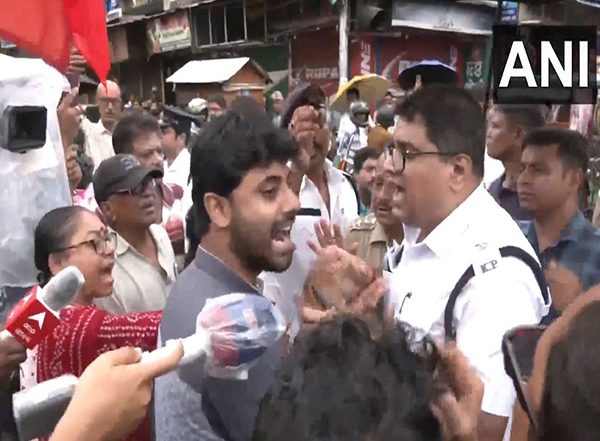 India News | Verbal Spat Erupts Between Police and Left Parties' Members During 'Bharat Bandh' Protests in Kolkata