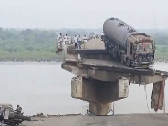 India News | Vadodara Bridge Collapse: PM Modi Announces Ex-gratia Rs 2 Lakh for Families of Deceased, Rs 50,000 for Injured