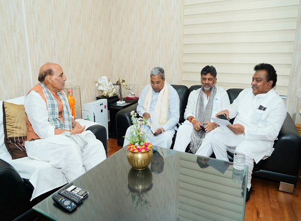India News | Delhi: Karnataka CM Siddaramaiah Meets Defence Minister Rajnath Singh, Discusses Defence Corridor in Bengaluru