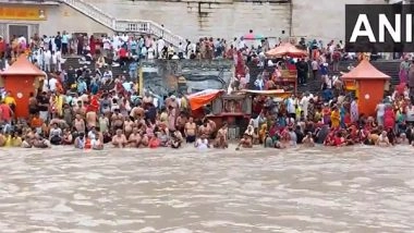 India News | Devotees Gather to Take Holy Dip at Har Ki Pauri in Haridwar on Guru Purnima