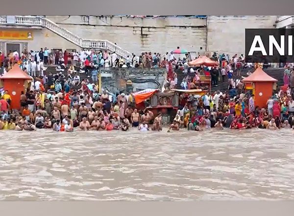 India News | Devotees Gather to Take Holy Dip at Har Ki Pauri in Haridwar on Guru Purnima