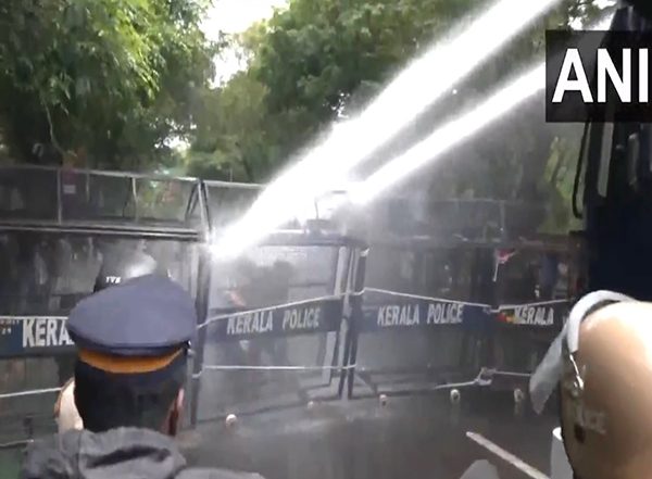 India News | Kerala: Police Use Water Cannons to Disperse SFI Members Protesting Against Guv in Kannur