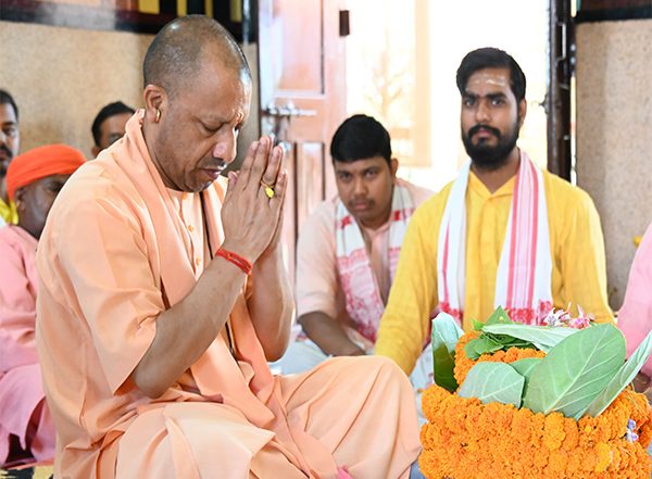 India News | UP CM Yogi Adityanath Performs Puja Rituals on First Day of Holy Month 'Sawan'