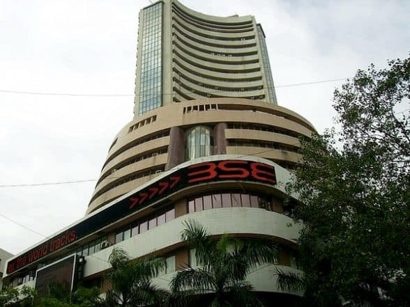 Business News | Nifty Down 90 Points, Sensex Lost 370 Points in Opening Amid Weak IT Earnings and Tariff Jitters
