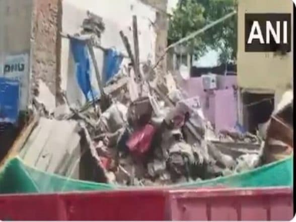 India News | Delhi: One Dead After Three-storey Shop Collapses Near Azad Market