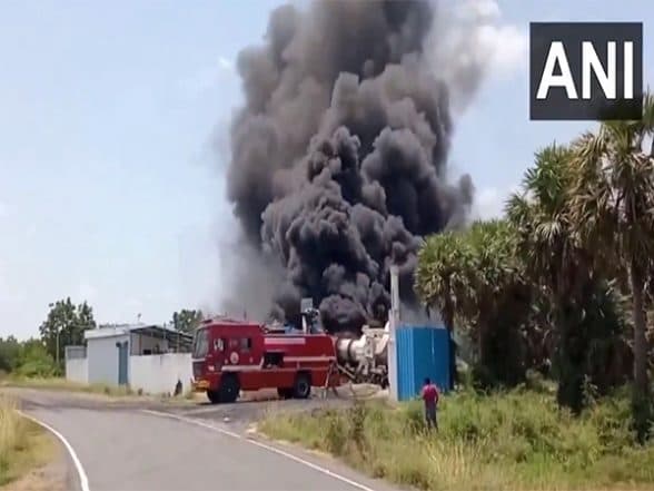 India News | TN: Massive Fire Breaks out at Tar Processing Factory in Kanchipuram, Dousing Operations Underway