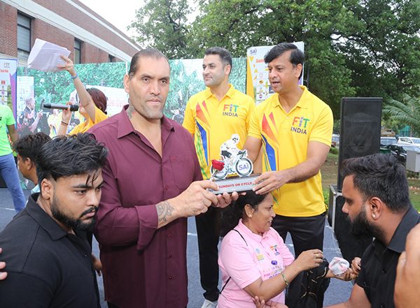 Sports News | Mandaviya Leads 'Fit India Sundays' on Cycle in Gujarat's Gandhinagar; The Great Khali Graces 31st Edition of Event in Delhi
