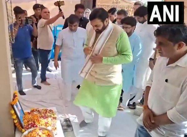 India News | Haryana CM Meets Family of IAF Pilot Killed in Jaguar Crash, Honours Squadron Leader's Bravery