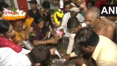 India News | Devotees Flock to Shiva Temples to Perform Puja on 'First Sawan Somwar'