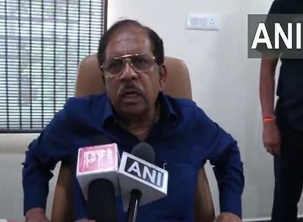India News | Karnataka Home Minister Pays a Surprise Visit to the KSRTC Bus Stand in Tumkur, Inspects Hotels