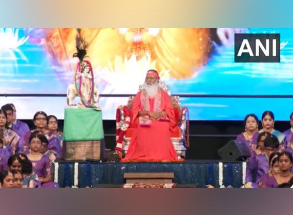 World News | US: Ganapathy Sachchidananda Swamiji Leads Global Bhagavad Gita Festival in Dallas with 10,000 Participants
