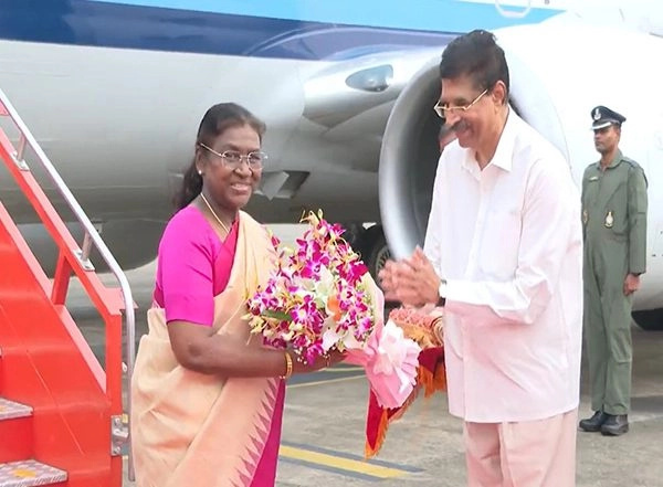 India News | President Murmu Visits Balasore Victim in AIIMS Bhubaneswar, Assured Best Treatment to the Family