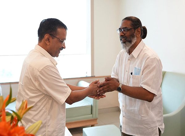 India News | Kejriwal Meets Hemant Soren, Enquires About Shibu Soren's Health at Delhi Hospital