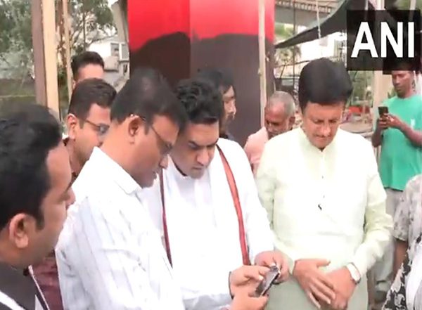 India News | Minister Kapil Mishra Inspects Entry Gates at 17 Places in Delhi for Welcome of Kanwariyas