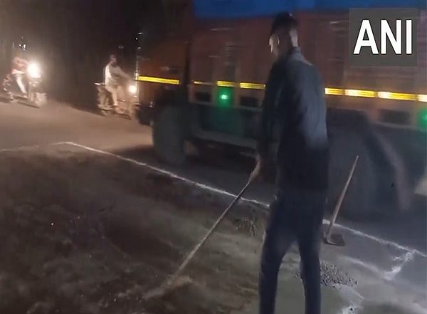 India News | Gujarat: Navsari Municipal Corportation Starts Resurfacing Work of Roads Damaged Due to Rain