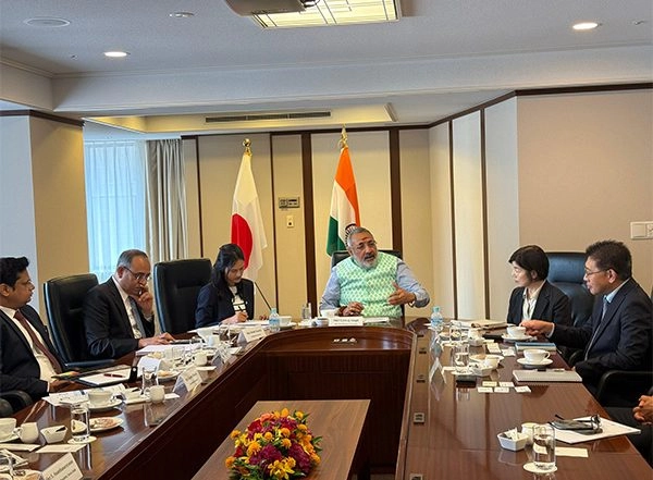 World News | Union Minister Giriraj Singh Meets Textile Industry Leaders in Japan's Tokyo, Invites Them to Partner in India's Textile Growth Story