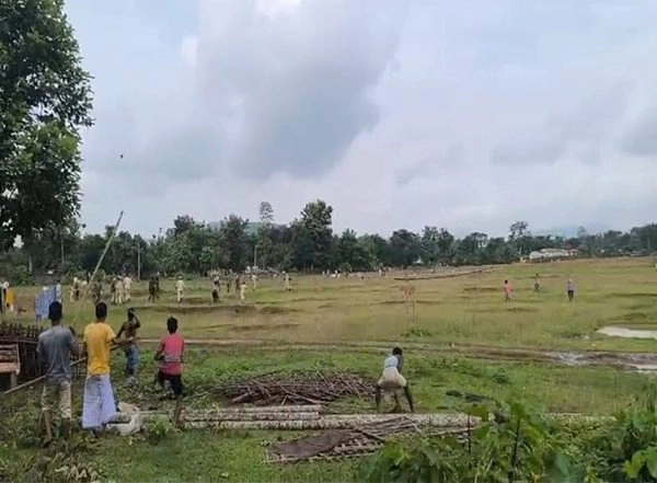 India News | Assam: Police Personnel Attacked by Miscreants in Goalpara's Paikan Area After Eviction Drive