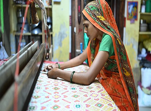 Business News | Handlooms Commissioner Calls for Reinvention to Match Changing Consumer Demands