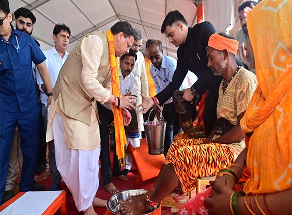 India News | Uttarakhand CM Welcomes Kanwariyas in Haridwar, Washes Feet of Pilgrims