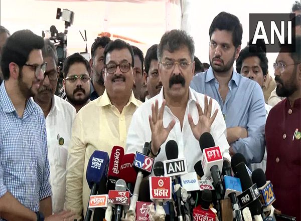 India News | Scuffle Breaks out Outside Maharashtra Assembly Between BJP and NCP-SP Supporters; Jitendra Awhad Alleges Death Threat