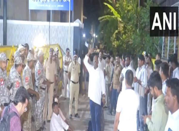 India News | Mumbai: NCP-SCP Supporters Hold Protest over Maharashtra Assembly Ruckus, Demands Release of Their Worker