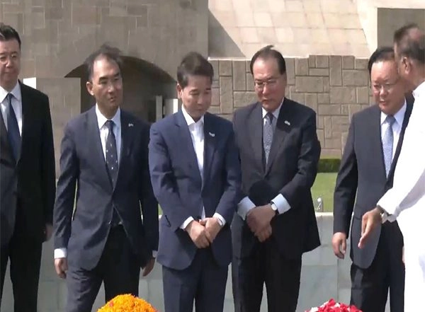 World News | South Korean Special Envoys Pay Tribute to Mahatma Gandhi Duirng Their Visit to Raj Ghat