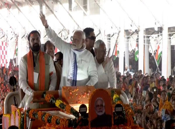 India News | Bihar: PM Modi Holds Roadshow in Motihari