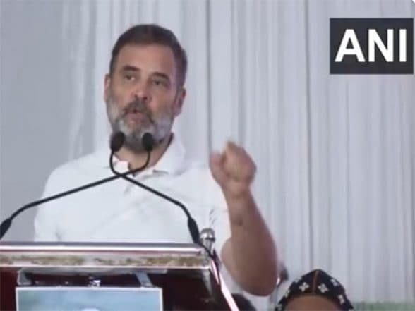 India News | Rahul Gandhi Pays Tribute to Former Kerala CM, Oommen Chandy
