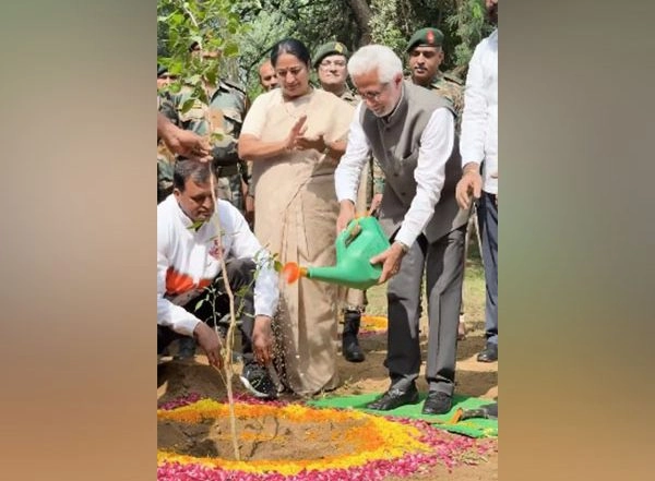 India News | Delhi CM Leads Van Mahotsav Plantation Drive at Rashtrapati Bhavan