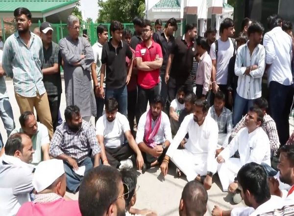 India News | BDS Student Dies by Suicide in Private University Hostel in Gr Noida; Two Staff Taken into Custody