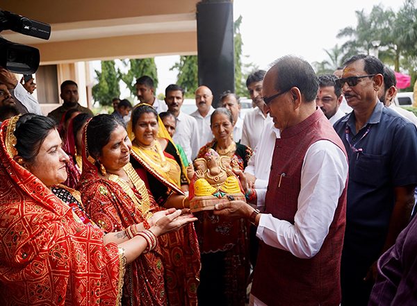 India News | Union Minister Shivraj Singh Chouhan Interacts with Lakhpati Didis in Gujarat's Junagadh