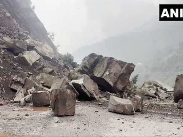 India News | J-K: Landslide Occur Near Dewal Bridge on Jammu-Srinagar National Highway