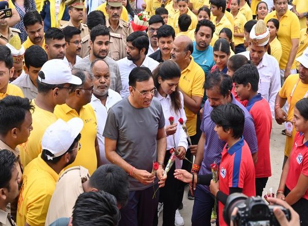 Sports News | Union Minister Mansukh Mandaviya Encourages Youth to Take Up Cycling for Fit and Drug-free India During Sundays on Cycle in Varanasi