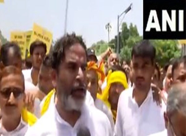 India News | Scuffle Breaks out Between Jan Suraaj Founder Prashant Kishor and Bihar Police