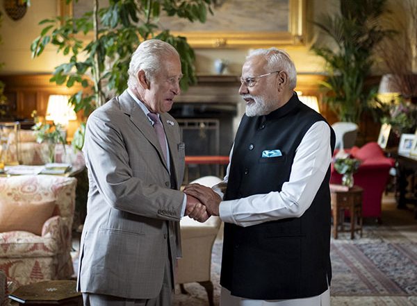 World News | PM Modi Meets King Charles III in London, Invites Him to Visit India