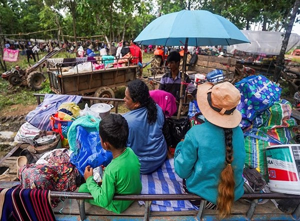 World News | Over 1 Lakh People Flee Their Homes as Cambodia-Thailand Border Clash Escalates