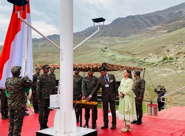India News | A Tribute to Soldiers, a Message to Pakistan: Indian Army Hoists Tricolour 72-feet High in Drass