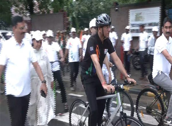 India News | Gujarat: Union Minister Mandaviya Participates in Special Edition of  'Fit India Sundays on Cycle' to Commemorate Kargil Vijay Diwas