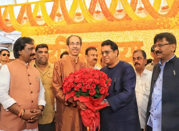 India News | Maharashtra: MNS Chief Raj Thackeray Meets Uddhav Thackeray at Matoshree, Extends Birthday Wishes