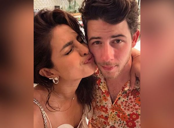 Entertainment News | Priyanka Chopra, Nick Jonas Groove to 'APT' at Blackpink's NYC Concert