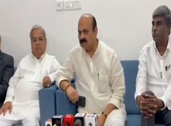 India News | Assurance from Union Minister to Supply 1.35 Lakh Metric Tonnes of Urea Within 10-15 Days: Basavaraj Bommai