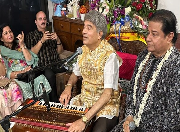 Entertainment News | Anup Jalota Celebrates 72nd Birthday with Friends, Members of Music Industry
