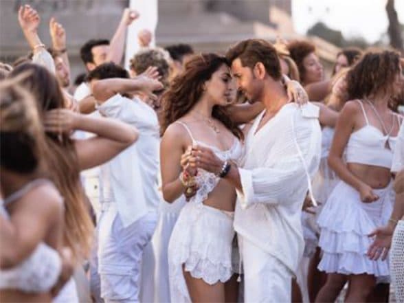 Entertainment News | War 2: Hrithik, Kiara Look Hot Together in First Still from 'Aavan Jaavan' Song
