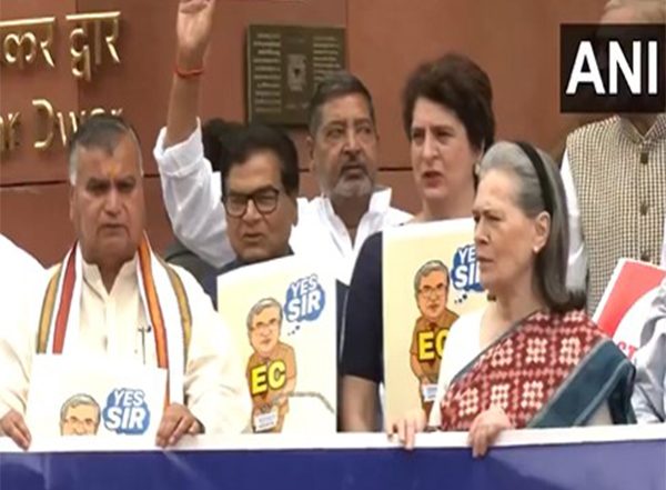 India News | INDIA Bloc Continue Protest Against Bihar SIR, Labourers' Arrest at Parliament Makar Dwar; Congress Leaders Join in