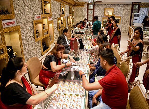 Business News | Over One Lakh Jobs in India's Jewellery Industry at Risk Due to Fresh US Tariffs: Jewellery Exporters